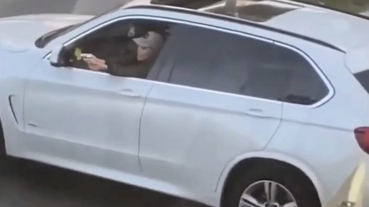 "¿Alquien quiere morir hoy?": amenazó con un arma al quedar atrapada en el tránsito