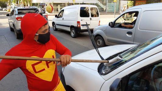 ¡No contaban con su astucia! El Chapulín Colorado limpia vidrios en Córdoba