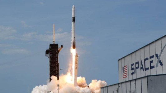 Youtuber se infiltró en SpaceX sin que la seguridad lo viera y se filmó frente a una nave espacial