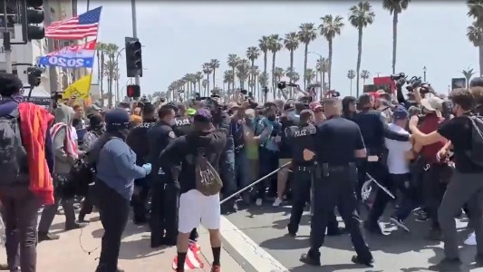 Violentos enfrentamientos entres seguidores de Trump y antirracistas