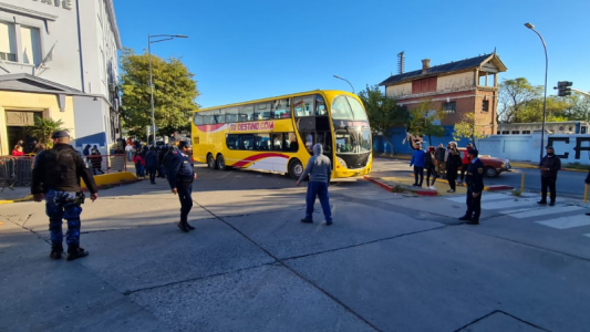 Transportistas bloquean el Bulevar Perón, piden trabajar con libertad