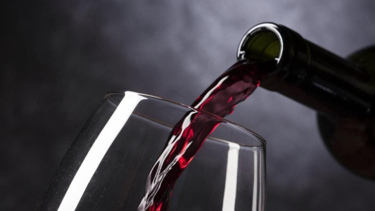 ¿Los efectos que causa beber alcohol antes o después de vacunarse contra el COVID?