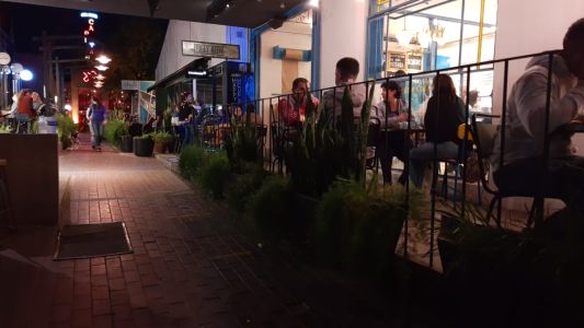 Restricciones: extienden una hora más la atención en bares y restaurantes de Córdoba