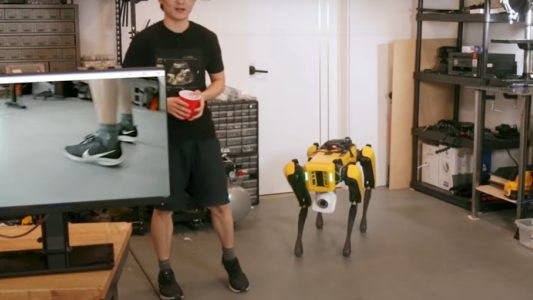 Video: un youtuber le enseñó a orinar cerveza a un perro robot