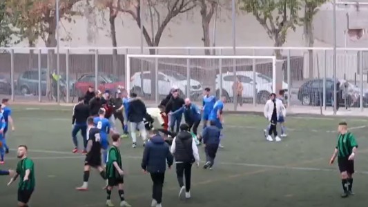 Vergonzosa pelea entre hinchas y jugadores en un partido de fútbol