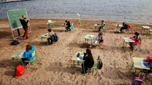 España: las clases presenciales se mudaron a las playas de Murcia