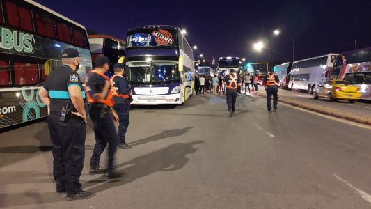 Protesta de transportistas turísticos de larga distancia en la terminal de ómnibus de Córdoba