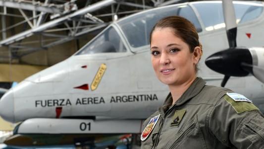 Rossi asiste al "Primer Vuelo Solo" de una piloto de combate mujer de la Fuerza Aérea Argentina