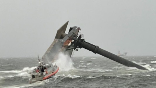 Así volcó un barco con 19 personas a bordo