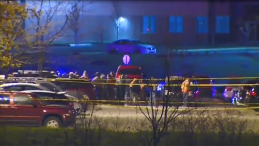 Hombre armado mata a 8 personas en un local de correo