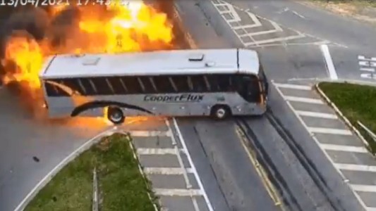 Tremendo accidente y explosión deja un muerto y varios heridos