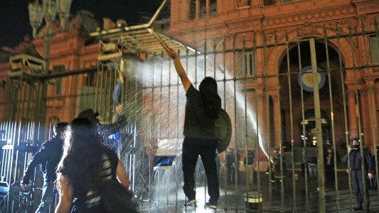 Protestas contra las nuevas restricciones en Olivos y Casa Rosada