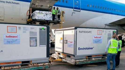 Llegaron al país 864 mil dosis de vacunas contra el coronavirus del Fondo Covax