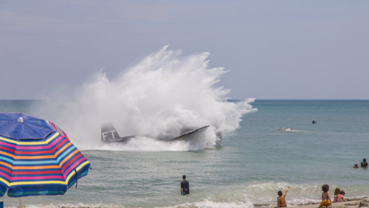 VIDEOS: impresionante acuatizaje de una avión a metros de una playa llena de gente