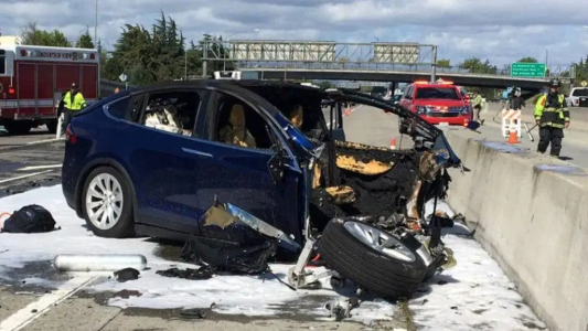 Trágico accidente de vehículo Tesla, dos muertos