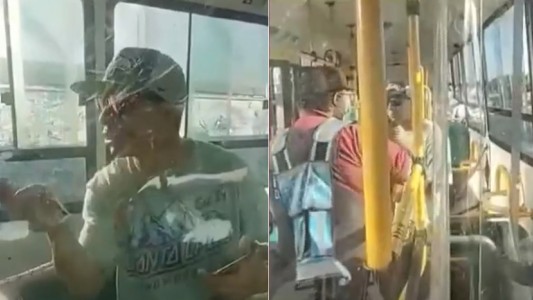 "Es inconstitucional": pasajero no quiso usar barbijo en el colectivo y tuvo que bajarlo un policía