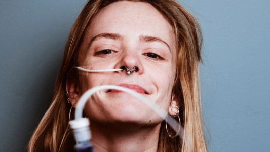 La joven chef que sigue cocinando pese a que una enfermedad le impide comer