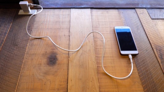 Un bebé de 8 meses murió electrocutado al morder el cable del cargador de un celular