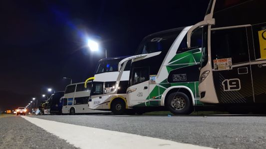 Transportistas privados de turismo continúan con la protesta en la autopista Córdoba Rosario