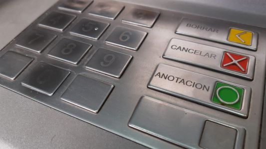 Condenaron a una pareja que extraía dinero de cajeros con un software