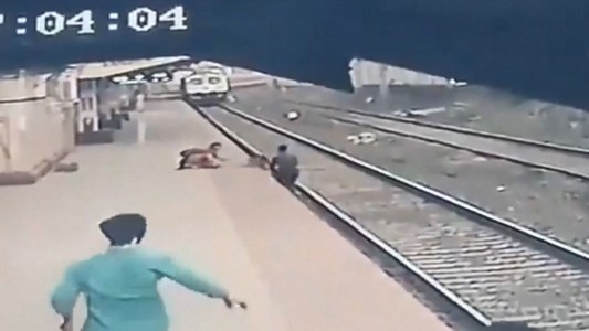 El dramático momento en que salvan a un niño que cayó en las vías del tren