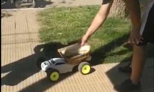 Familia con covid usa un autito a control remoto para hacer las compras