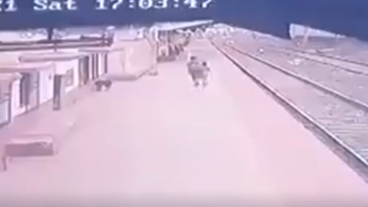 Video: heroico rescate de un niño de seis años en las vías de un tren