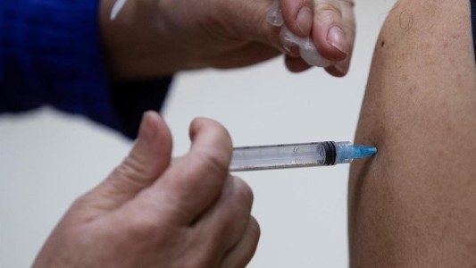 Acusan a veterinarios de inocular a personas vacunas anti-coronavirus para perros en Chile