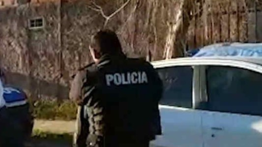 Desnudaron y entregaron a la Policía a dos ladrones