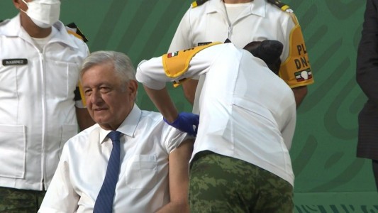 Presidente de México se vacunó con AstraZeneca para convencer a escépticos