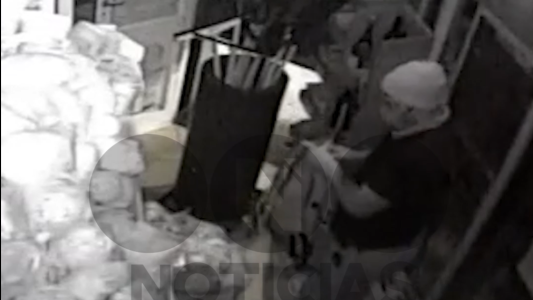 VIDEO: así robaron un botín de más de $250.000 en  una despensa de Caseros y San José de Calasanz