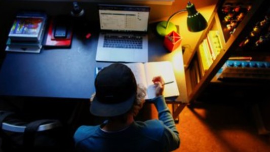 Adolescente estaba en clase por Zoom y avisó: "Nos están robando en casa"