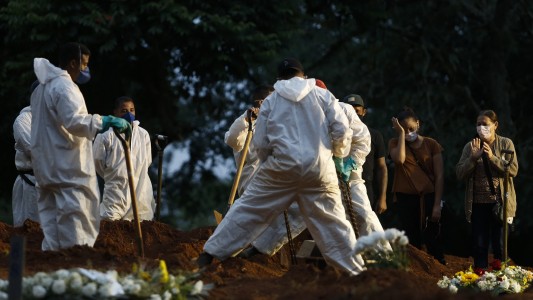 La pandemia en Brasil se estabiliza en una meseta de casi 3.000 muertos por día