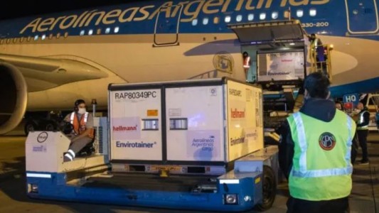 Llega el primero de los tres vuelos que traerán dosis de Sinopharm