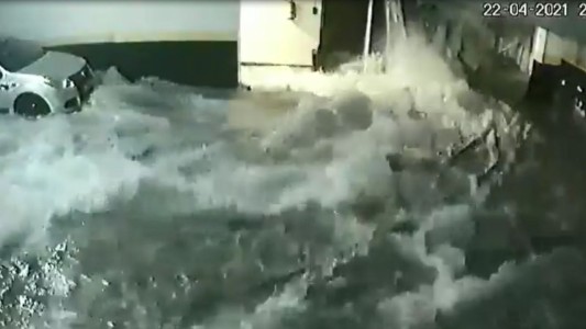 El momento en que se derrumba una piscina sobre el garaje del edificio