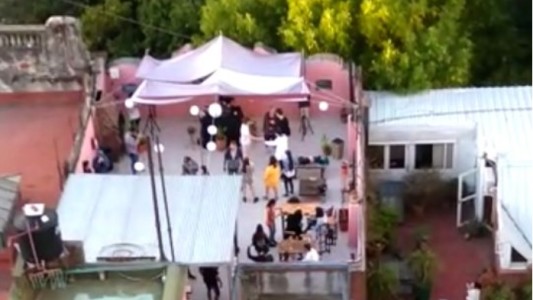 Fiesta clandestina en un hotel de Palermo: 5 detenidos y 26 imputados