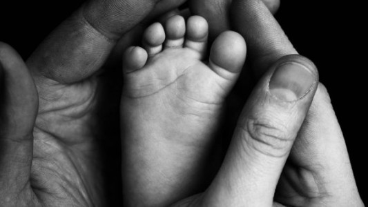 El milagro de la beba que creció fuera del útero de la madre