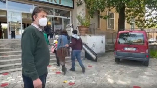 Nanni Moretti reabre las puertas de su cine y recibe al público en la entrada