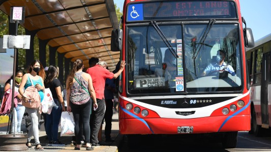 Coronavirus: recomiendan no hablar ni comer en el transporte público y en las filas de supermercado