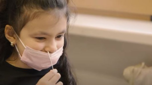 Alemania: los estudiantes deben autotestearse para Covid en las aulas