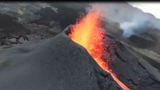 Un dron vuela a través de la lava de un volcán en plena erupción