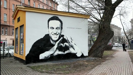 Las autoridades rusas tapan un gran mural del opositor Navalny