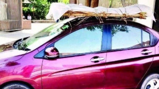 Colapso por coronavirus: murió su padre y llevó el cuerpo al crematorio atado en el techo del auto