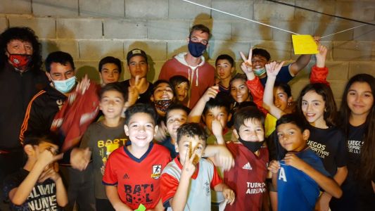 Komar solidario: el futbolista visitó el comedor Messigol y alegró a los chicos