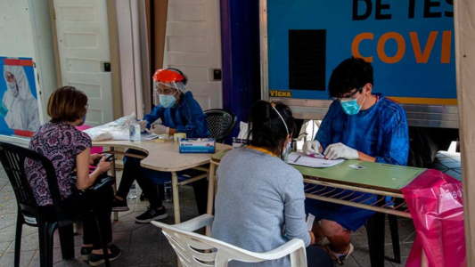 Tres fallecimientos y menos de mil contagios nuevos en Córdoba este domingo