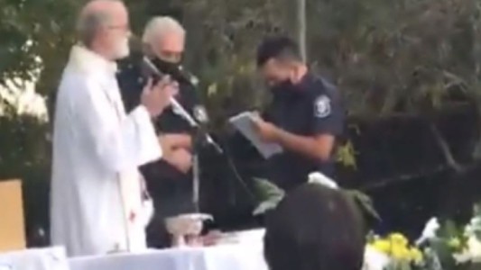El descargo del cura de Temperley al que la Policía interrumpió durante una comunión con 120 personas