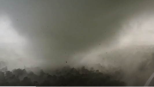 Así se mueve un tornado y provoca innumerables daños