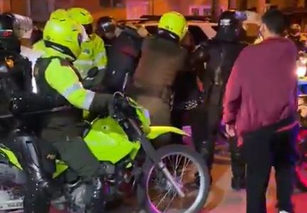 El momento en que la policía dispara contra manifestantes en Colombia