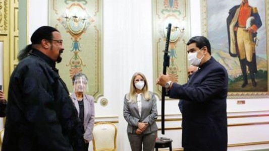 Steven Seagal le regaló una espada samurái a Maduro