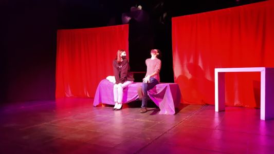 Estrenan "Amor en París" en el Centro Cultural María Castaña